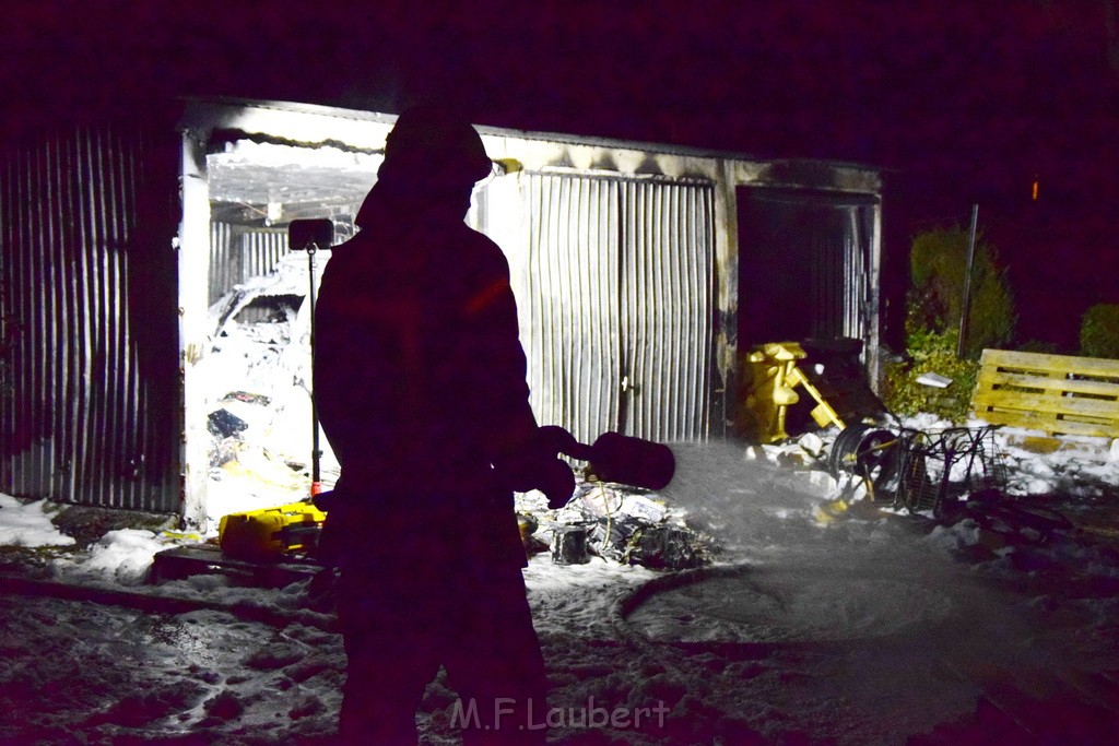 Feuer Hinterhof Garagen Koeln Hoehenberg Olpenerstr P143.JPG - Miklos Laubert